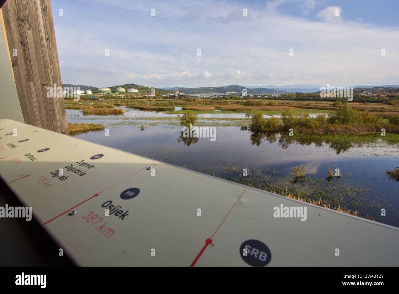 Vista dalla finestra della torre di guardia in legno nella palude di Skocjanski Zatok vicino alla città di Capodistria a Primorska, Slovenia Foto Stock