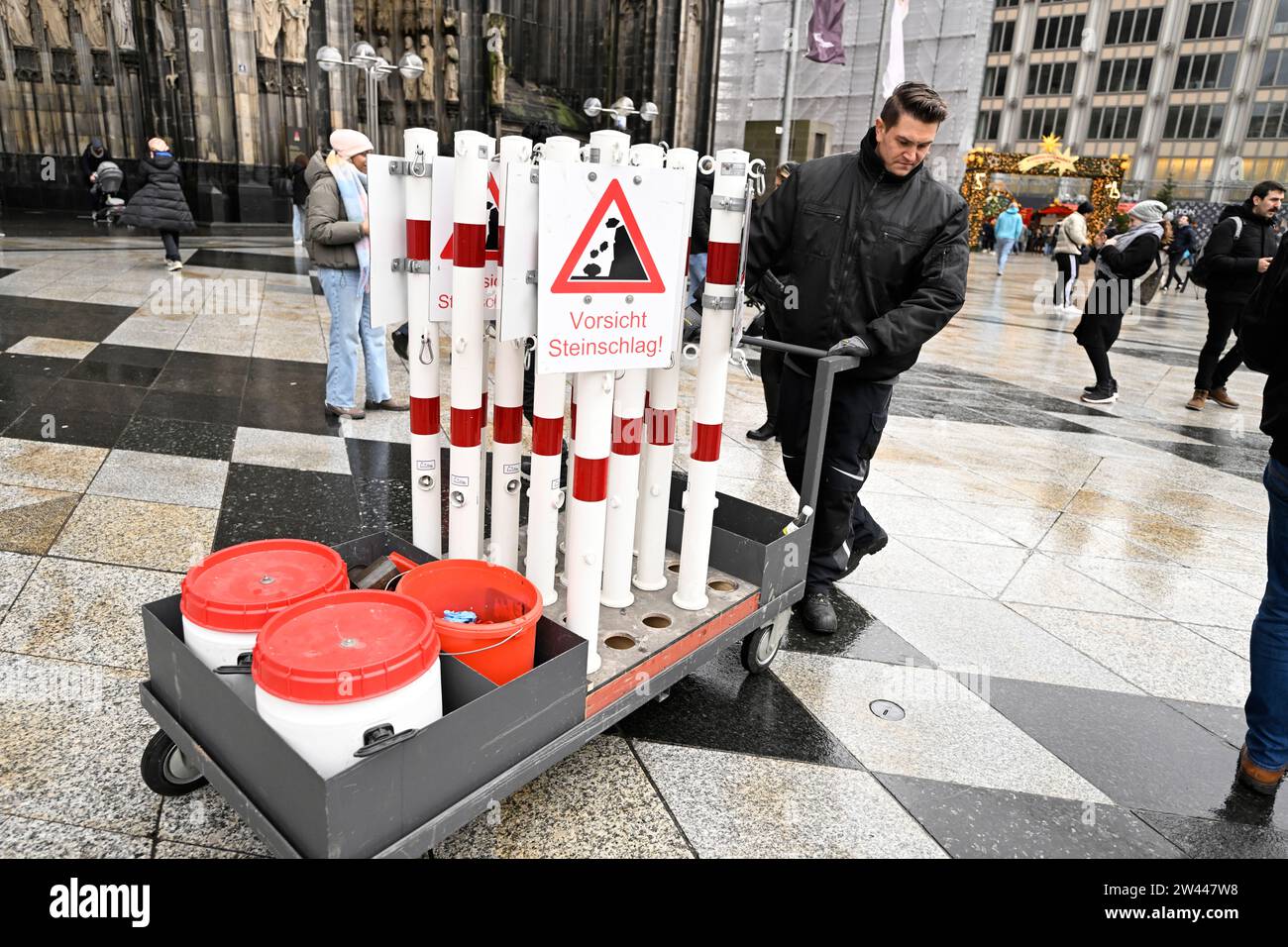 Colonia, Germania. 21 dicembre 2023. I dipendenti della città di Colonia hanno messo segnali di pericolo per la caduta di rocce. Crediti: Roberto Pfeil/dpa/Alamy Live News Foto Stock