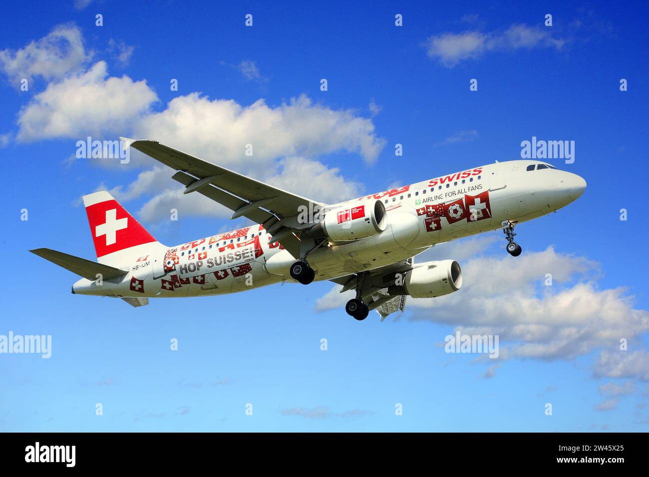 Passagierflugzeug von Swiss Air im Landeanflug Foto Stock