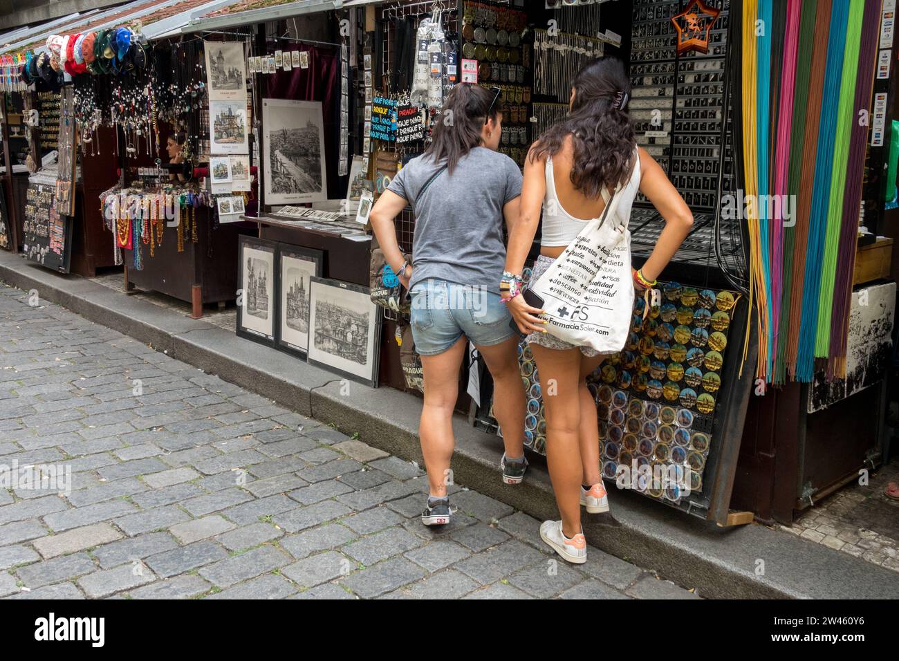 Due giovani turisti che guardano le merci in una stalla, quartiere ebraico città vecchia Josefov Praga Repubblica Ceca Europa U starého hřbitova Street Foto Stock