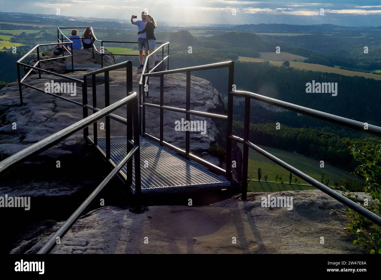 Una coppia fa un selfie sulla cima del Monte Lilienstein, nel sole che tramonta nel Parco Nazionale della Svizzera sassone in Germania Foto Stock