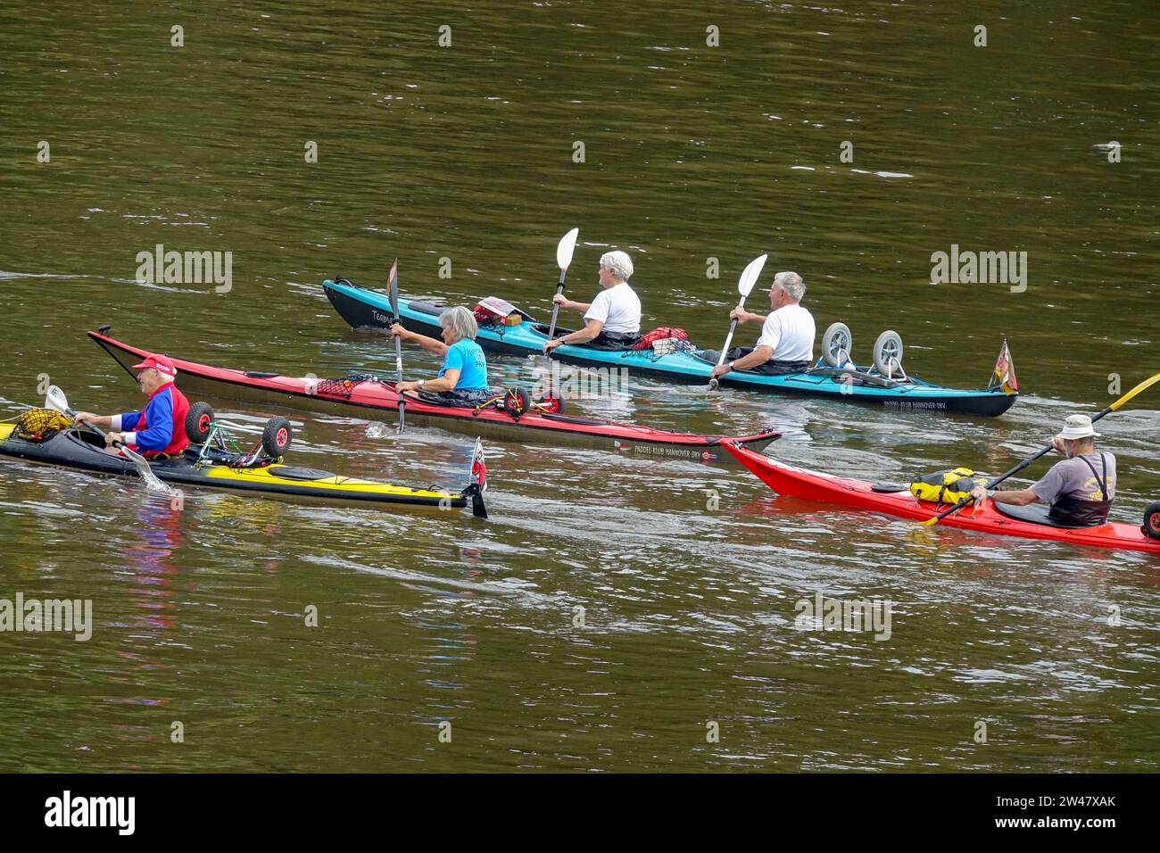 Gruppo di anziani in kayak sul fiume Elba in Germania Foto Stock