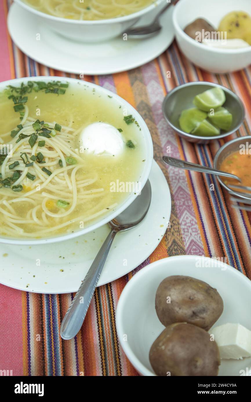 SOPA de gallina con uova, zuppa di pollo, piatto tradizionale negli altopiani andini del Perù, con lime, patate bollite, formaggio fresco e aji, Louisiana Foto Stock