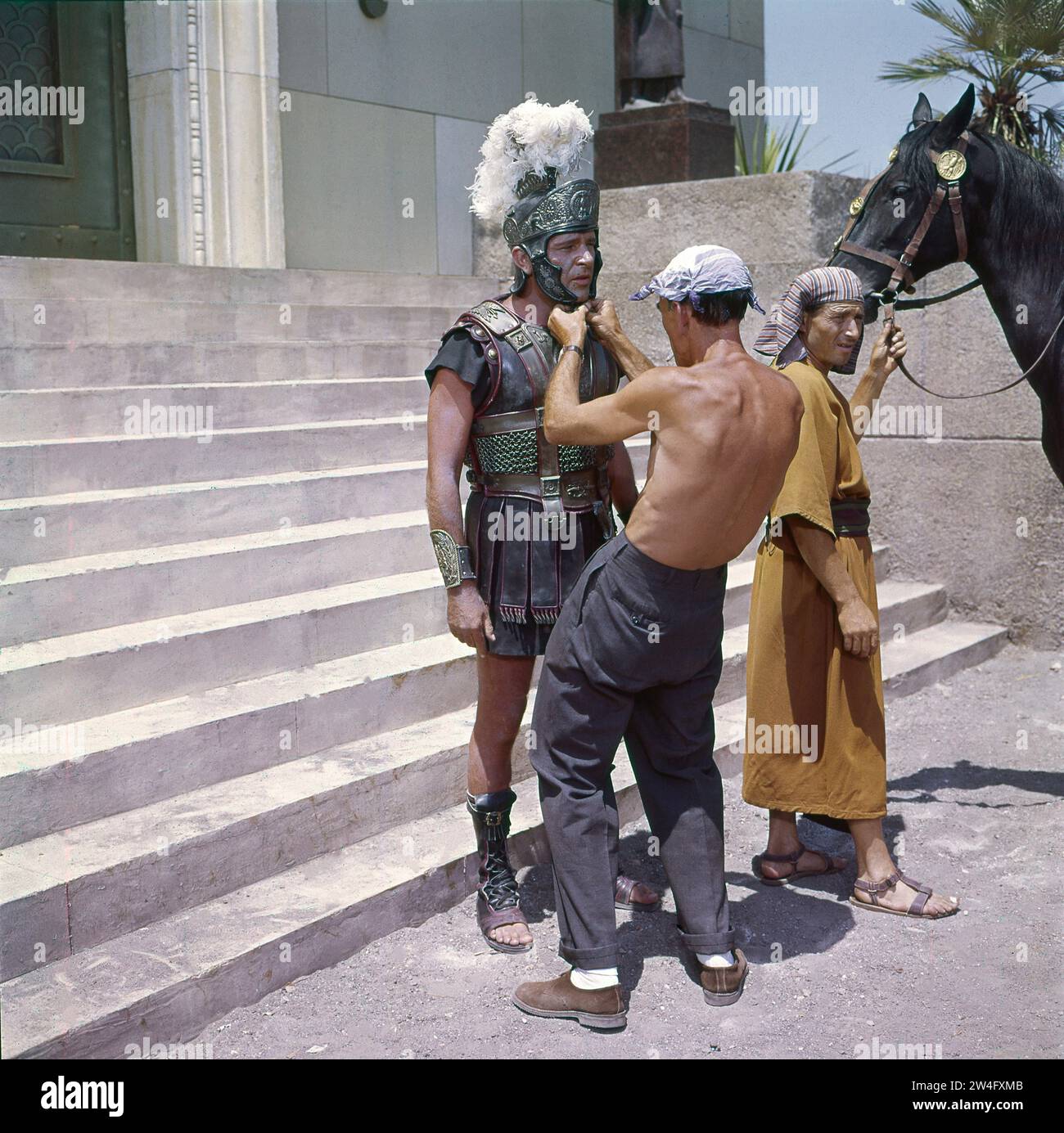 RICHARD BURTON in costume come Mark Antony che ha il suo casco regolato sul colore del set durante le riprese di CLEOPATRA 1963 regista JOSEPH L. MANKIEWICZ sceneggiatura Joseph L. Mankiewicz Ranald MacDougall e Sidney Buchman musica Alex North produttore Walter Wanger Svizzera - Regno Unito - USA co-produzione MCL Films S.A. / Walwa Films S.A. / Twentieth Century Fox Foto Stock