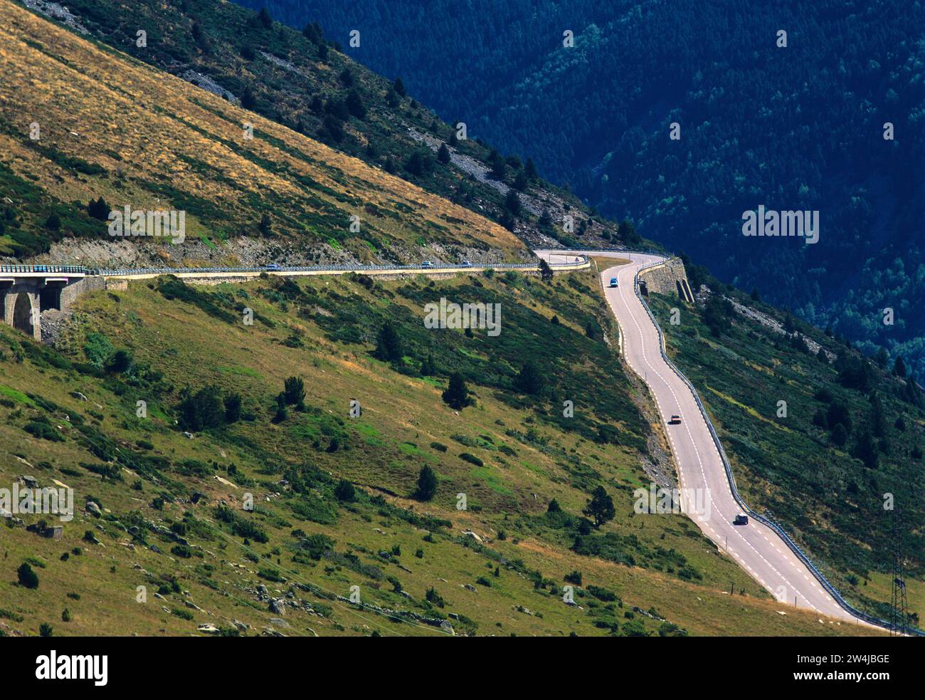 Strada tortuosa nei Pirenei orientales. Francia. Europa. Foto Stock