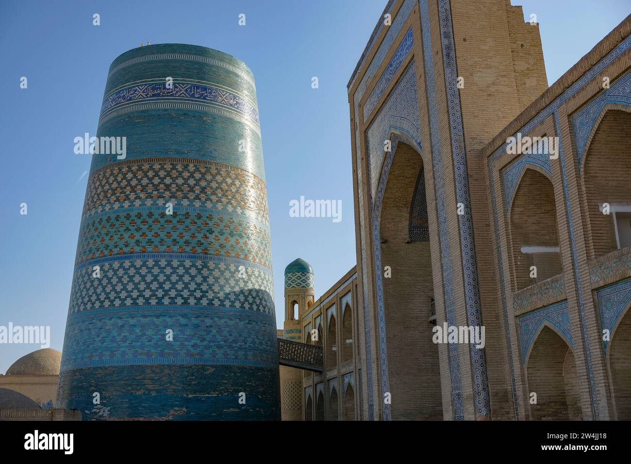 Khiva, Uzbekistan - 16 dicembre 2023: Il minareto minore di Kalta situato nella città vecchia di Khiva, Uzbekistan. Foto Stock