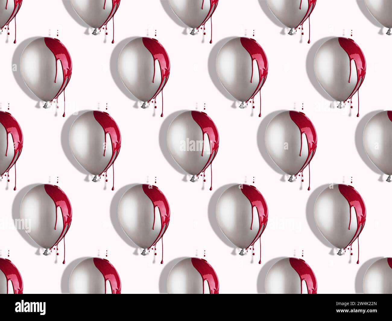 Palloncini grigi con gocciolamento di vernice rossa. Motivo creativo minimalista. Foto Stock