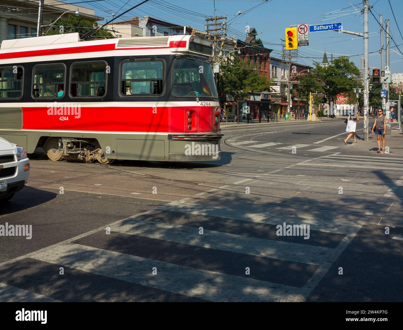 Un tram in Bathurst Street, Toronto, Canada. Foto Stock