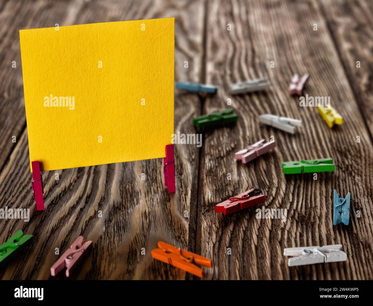 Supporto per carta gialla vuota su telai in legno su retro in legno. Spazio di copia per il testo o l'immagine. Foto Stock