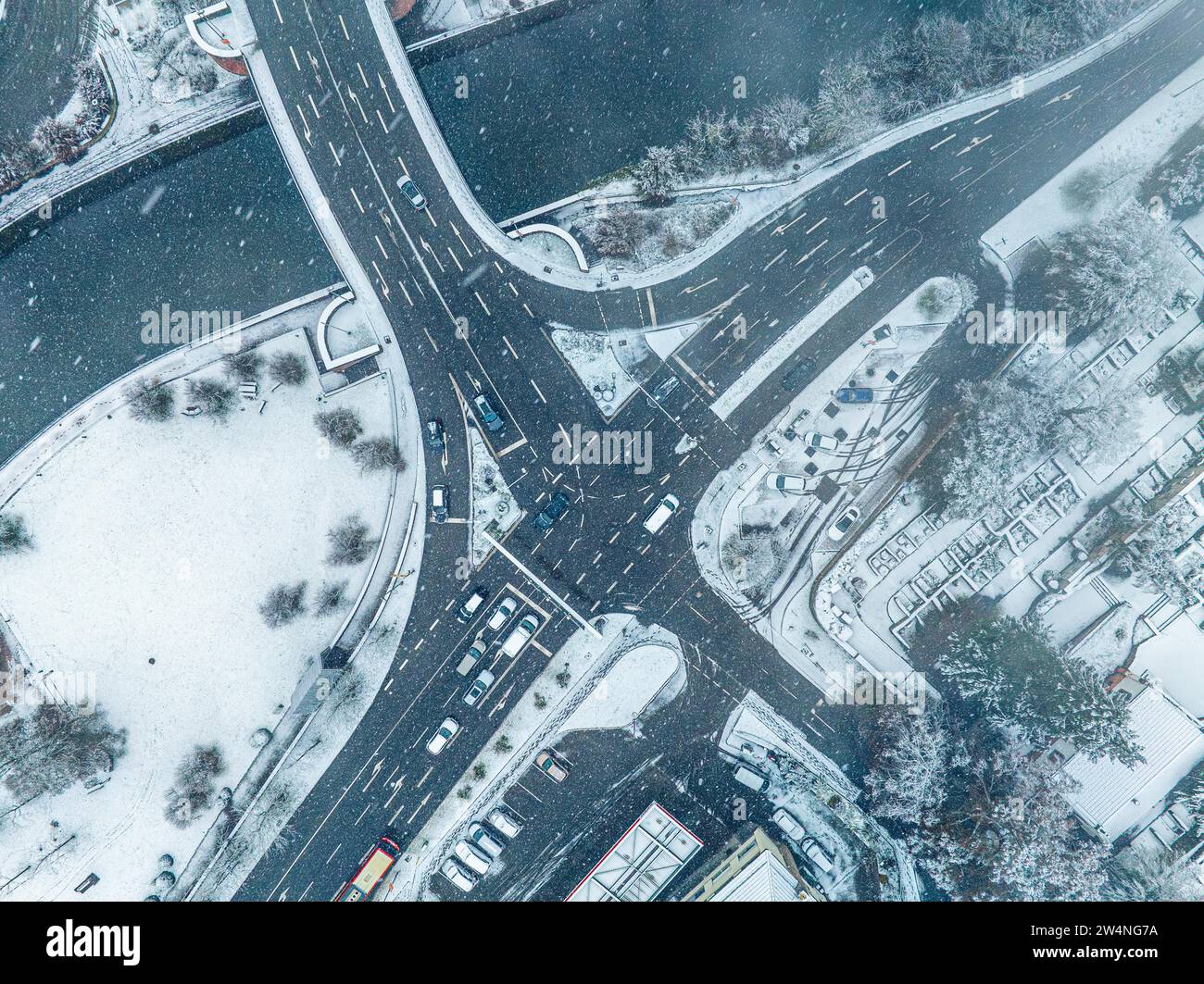Vista droni di strade innevate con auto in movimento in inverno, Foresta Nera, Calw, Germania Foto Stock
