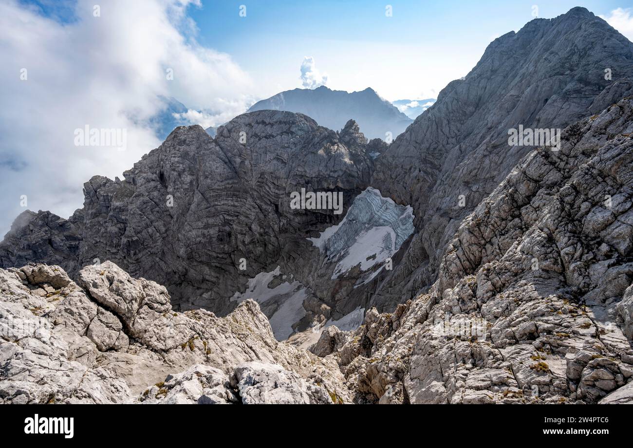 Vista delle pareti rocciose con il ghiacciaio blu di ghiaccio e la cima dell'Hochkalter, delle Alpi Berchtesgaden, della Baviera e della Germania Foto Stock