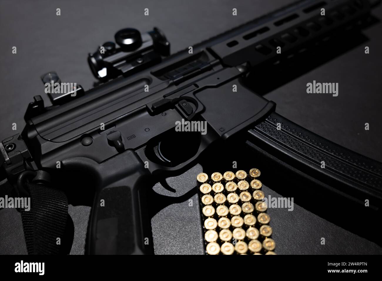Fucile d'assalto moderno ed elegante e proiettile su sfondo grigio in Svizzera Foto Stock