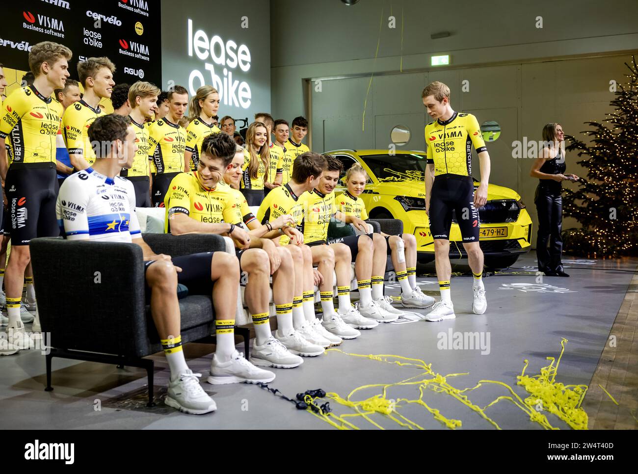 AMSTERDAM - foto di gruppo con la prima fila di ciclisti Christophe Laporte, Wout van Aert, Riejanne Markus, Sepp Kuss, Jonas Vingegaard, Olav Kooij e Fem van Empel durante la presentazione dei piani per la prossima stagione del team ciclistico Visma - lease a Bike, l'ex Jumbo-Visma. ANP ROBIN VAN LONKHUIJSEN paesi bassi Out - belgio Out Foto Stock