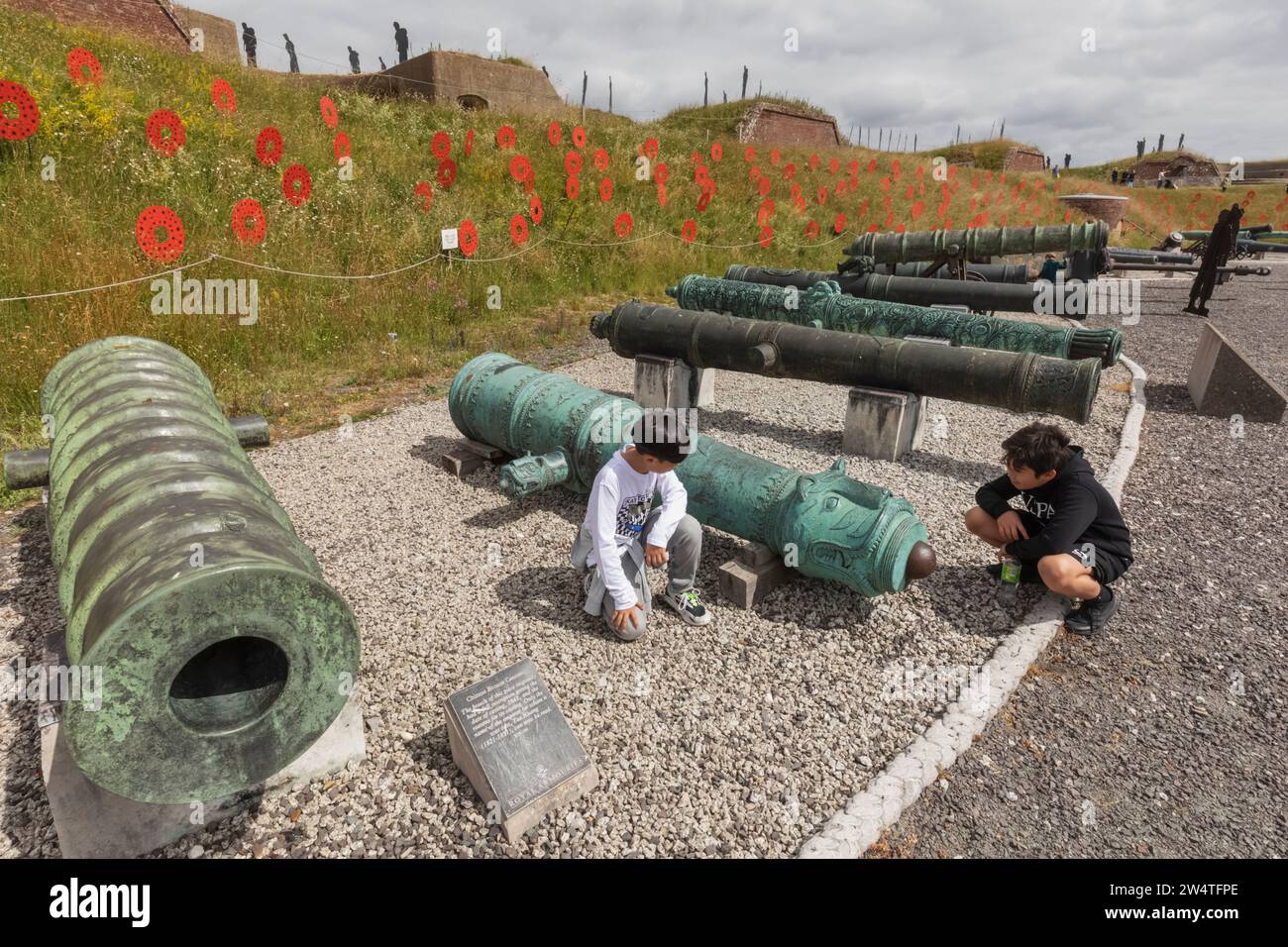 Inghilterra, Hampshire, Portsmouth, Fort Nelson, Children Looking at Historical Cannons Foto Stock