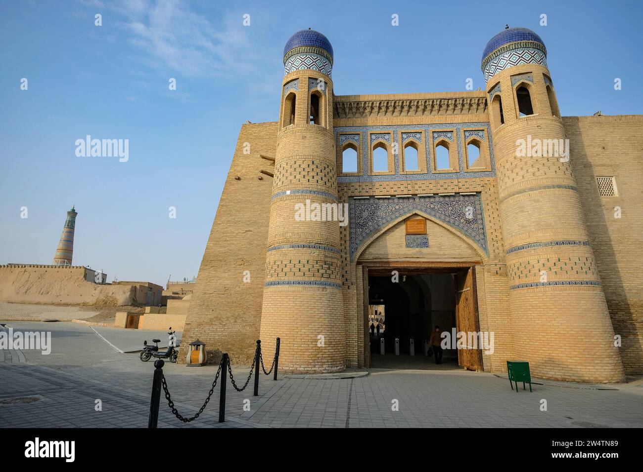 Khiva, Uzbekistan - 15 dicembre 2023: Polvon Darvoza è la porta orientale della città vecchia di Khiva, Uzbekistan. Foto Stock