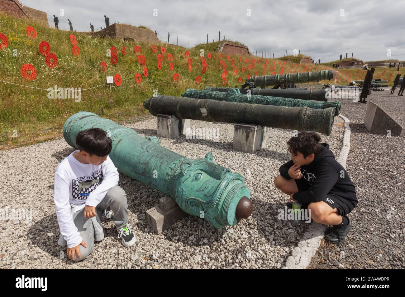 Inghilterra, Hampshire, Portsmouth, Fort Nelson, Children Looking at Historical Cannons Foto Stock