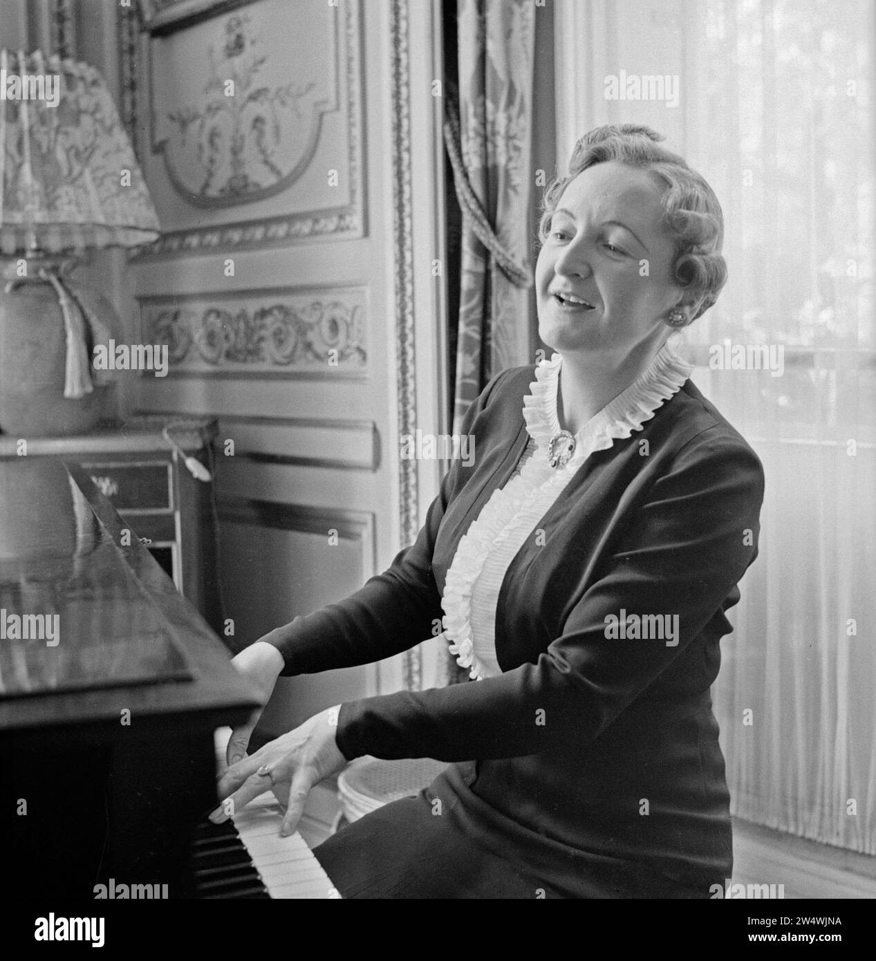 Pavla Vachková-Osusky, moglie del diplomatico Štefan Osusky, canta e suona il pianoforte ca. 1939 Foto Stock