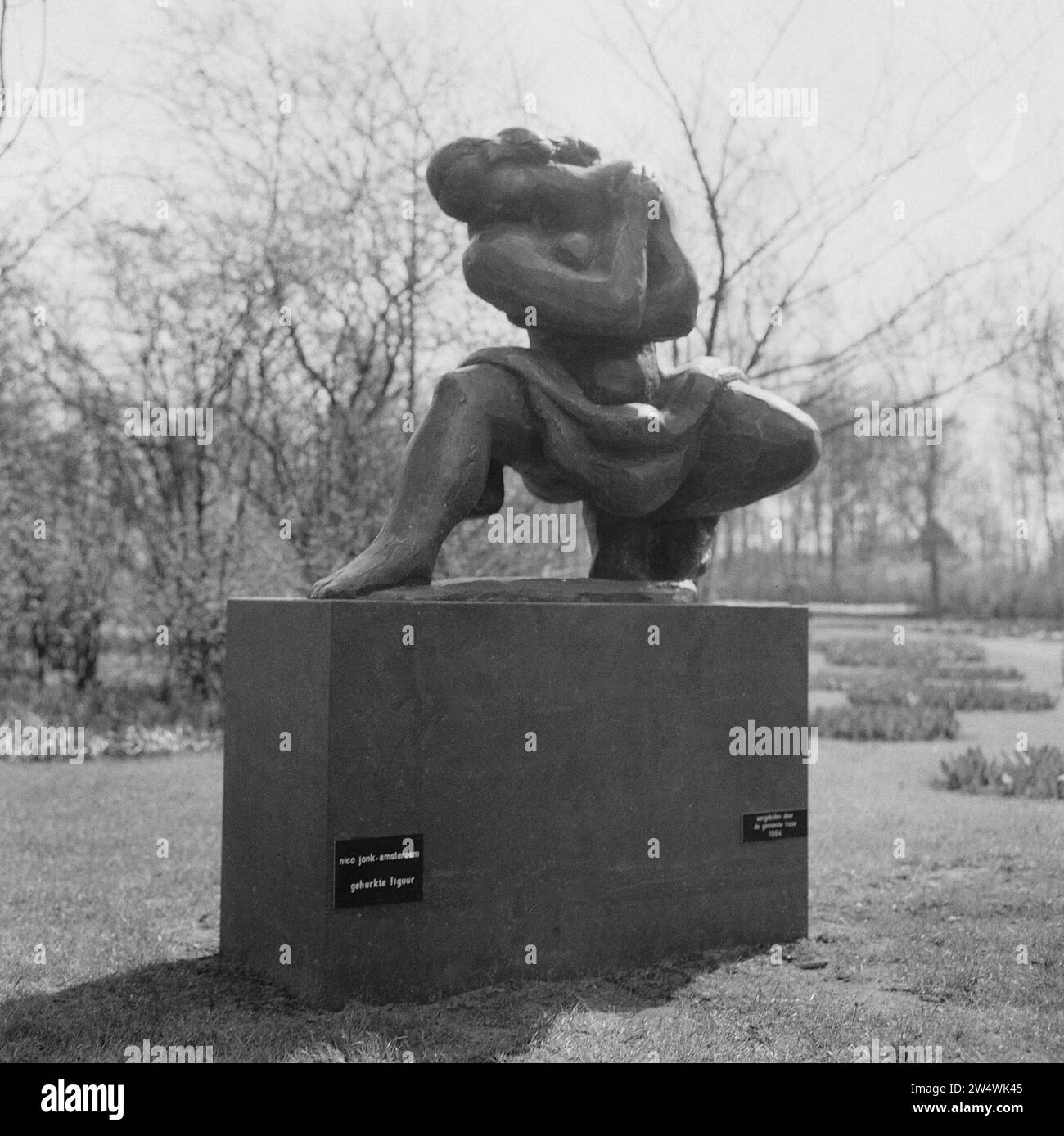 Keukenhof 1964, arti visive, squatting figure di Nico Jonk CA. 20 aprile 1964 Foto Stock