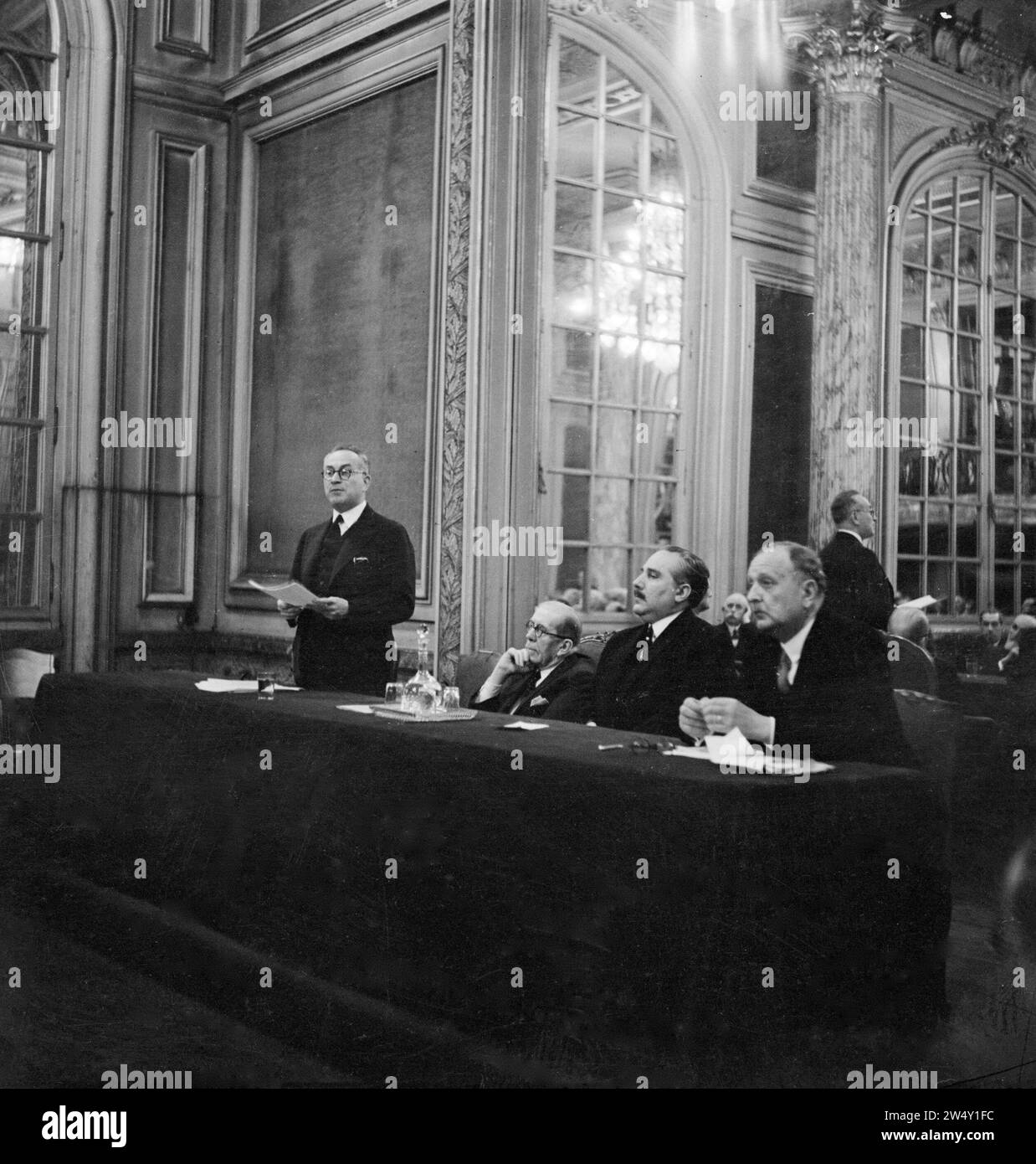L'ambasciatore cecoslovacco Štefan Osusky (a sinistra) prende la parola, alla sua destra Henry Bérenger, presidente della commissione per gli affari esteri del Senato francese. 23 giugno 1938 Foto Stock