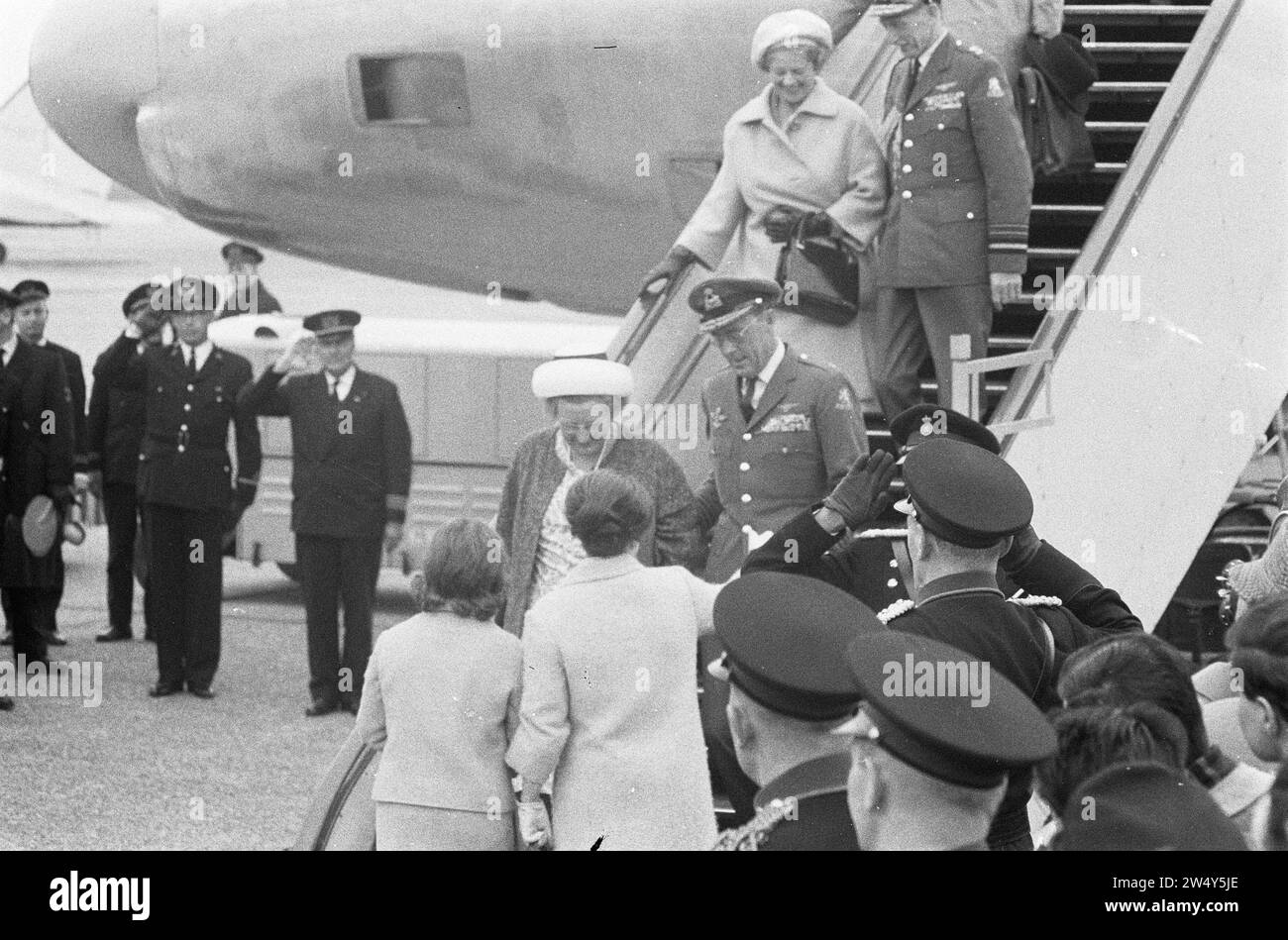 Arrivo della coppia reale olandese a Schiphol ca. 20 aprile 1964 Foto Stock