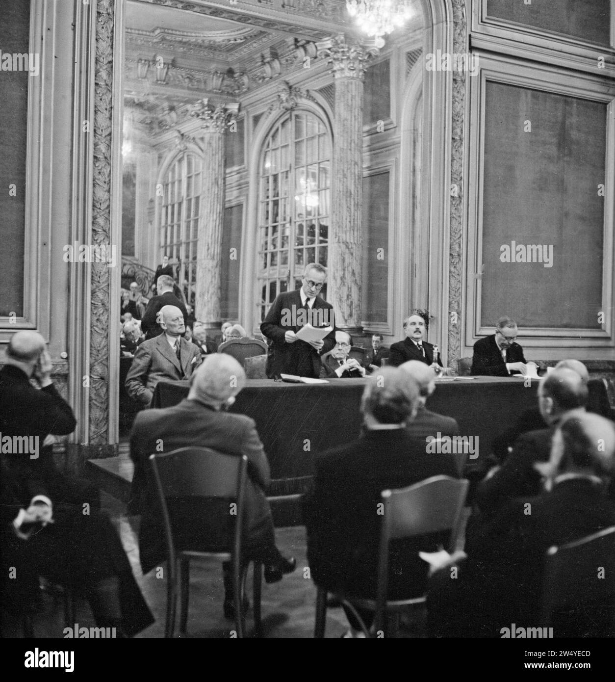 L'ambasciatore cecoslovacco Å tefan OsuskÃ½ (in piedi) prende la parola, alla sua destra Henry Bérenger, presidente della commissione affari Esteri del Senato francese. 23 giugno 1938 Foto Stock
