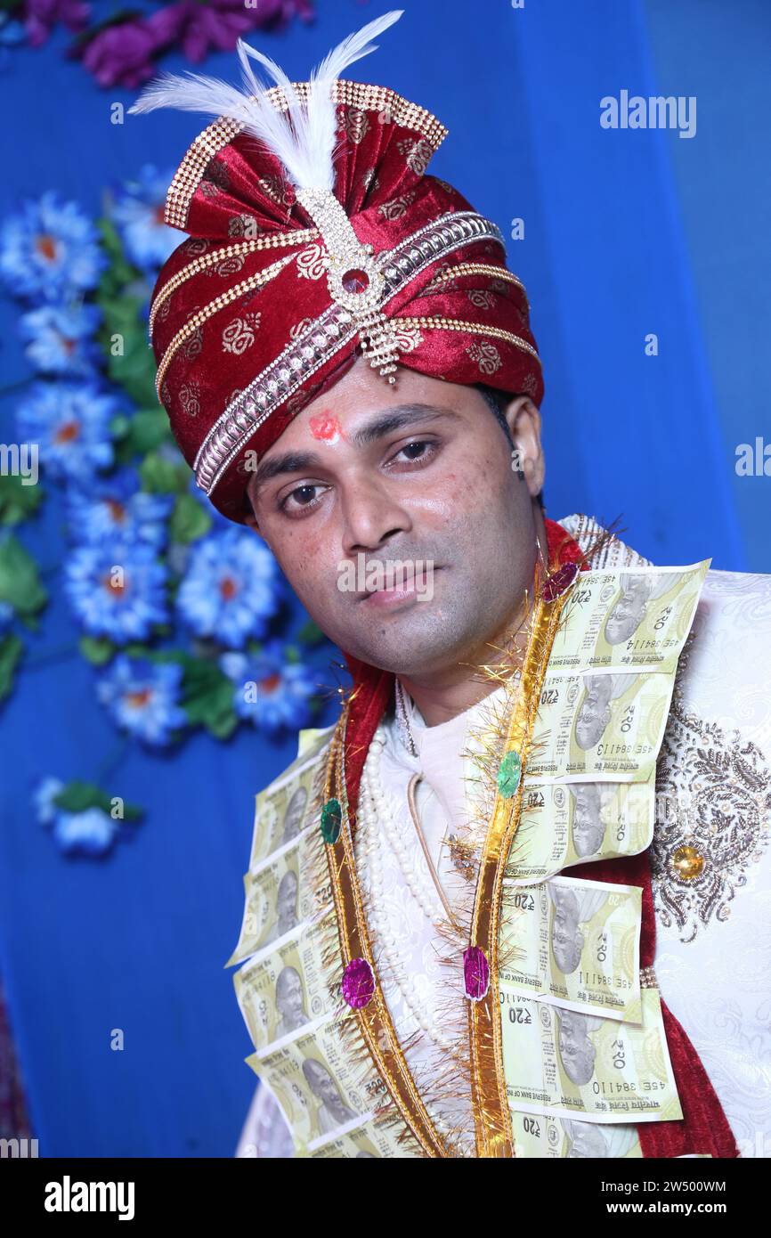 Sposo indiano in abito tradizionale con sehra, sposo indiano in matrimonio, servizio fotografico di sposo indiano, miglior foto di matrimonio indiano in Sherwani e Shera. Foto Stock