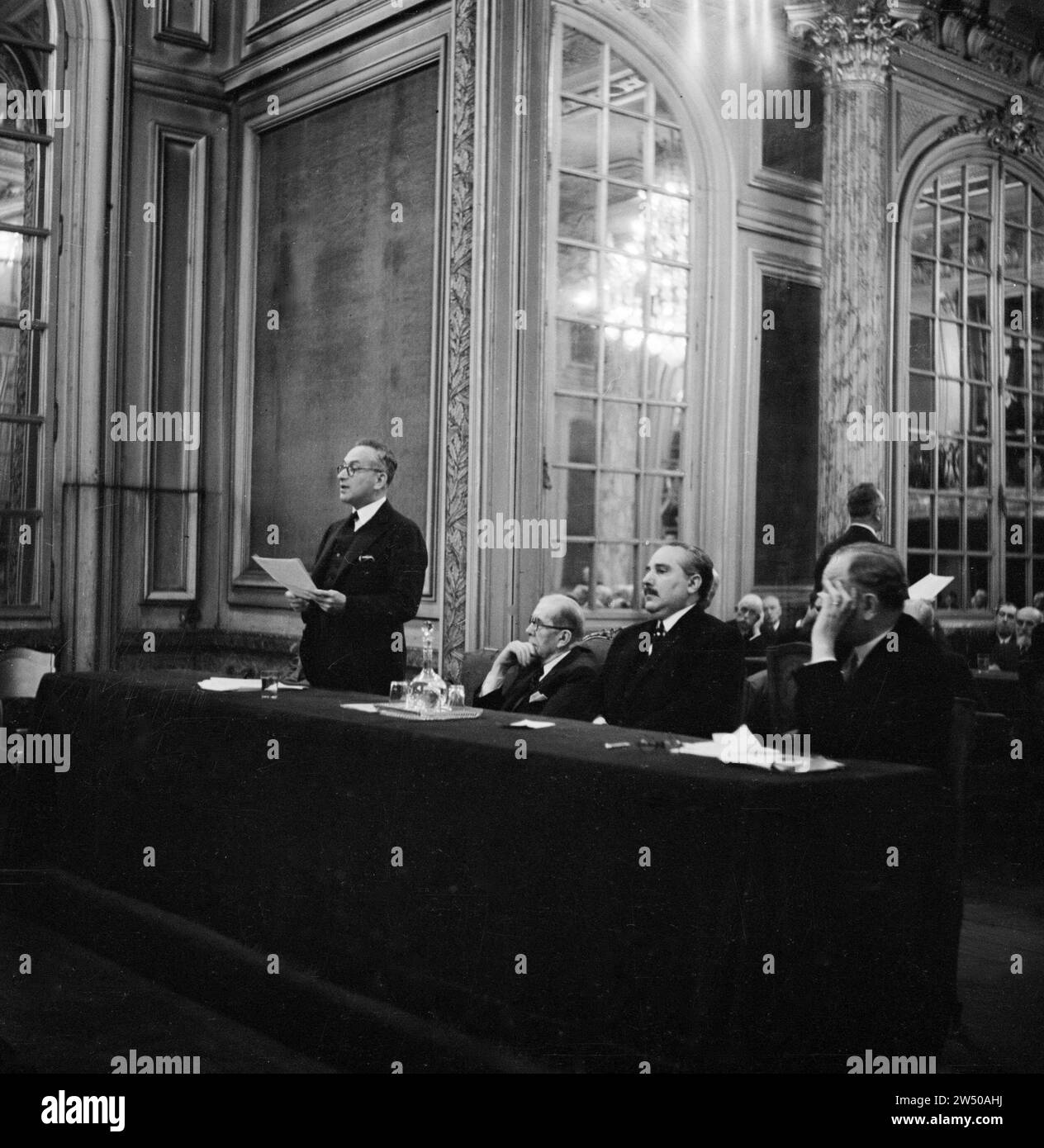 L'ambasciatore cecoslovacco Štefan Osusky (in piedi) prende la parola, alla sua destra Henry Bérenger, presidente della commissione affari Esteri del Senato francese. 23 giugno 1938 Foto Stock