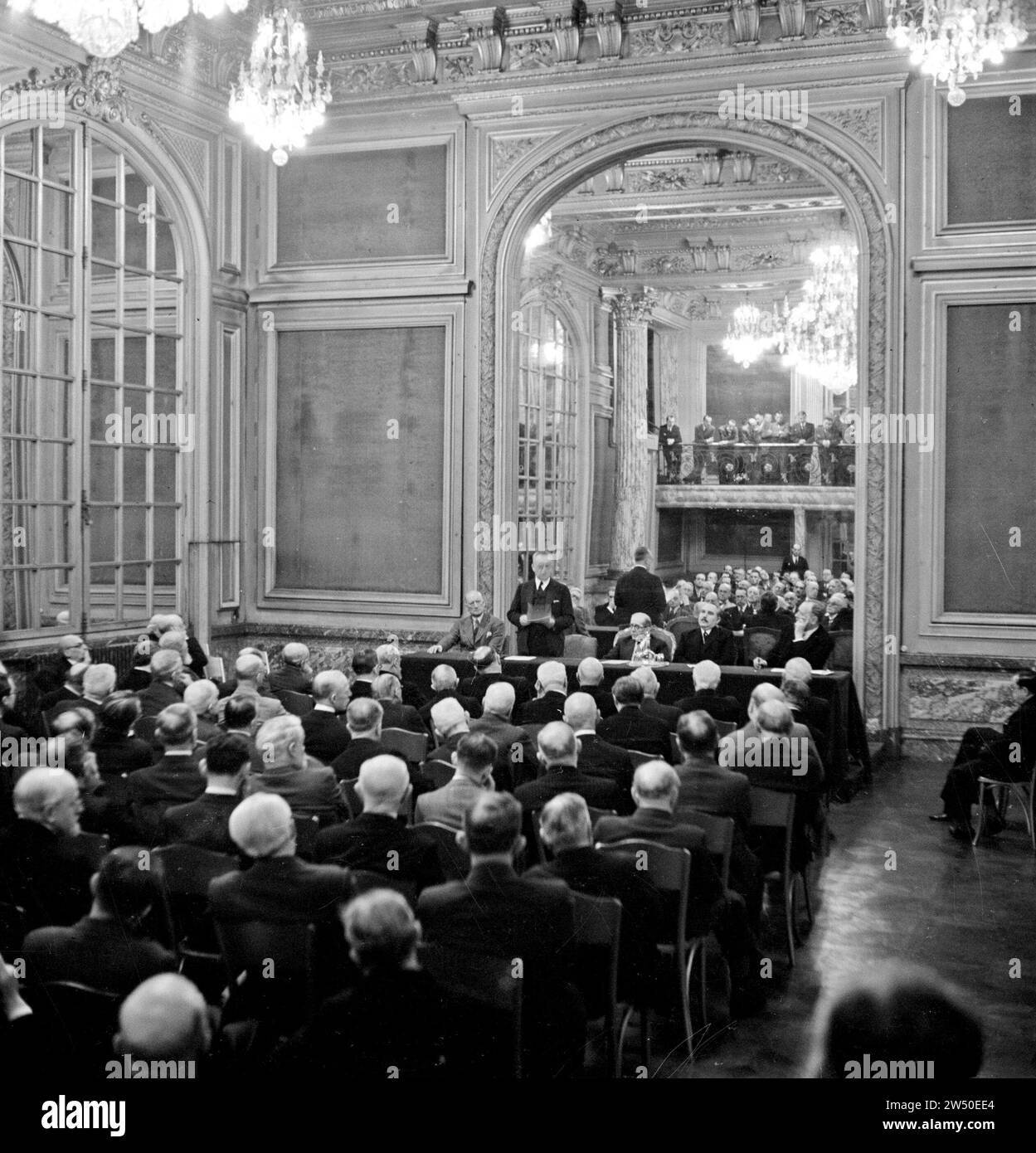 L'ambasciatore cecoslovacco Štefan Osusky (in piedi) prende la parola, alla sua destra Henry Bérenger, presidente della commissione affari Esteri del Senato francese. 23 giugno 1938 Foto Stock