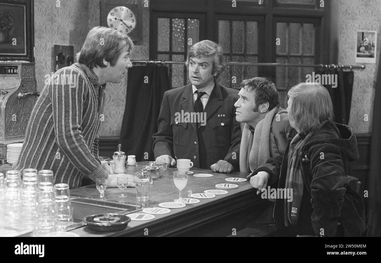 Registrazione per la serie TV "Lemon with Sugar", da sinistra a destra. Piet Römer, Ben Hulsman, Cor Witschge e Leen Jongewaard nel caffè ca. 19 dicembre 1972 Foto Stock