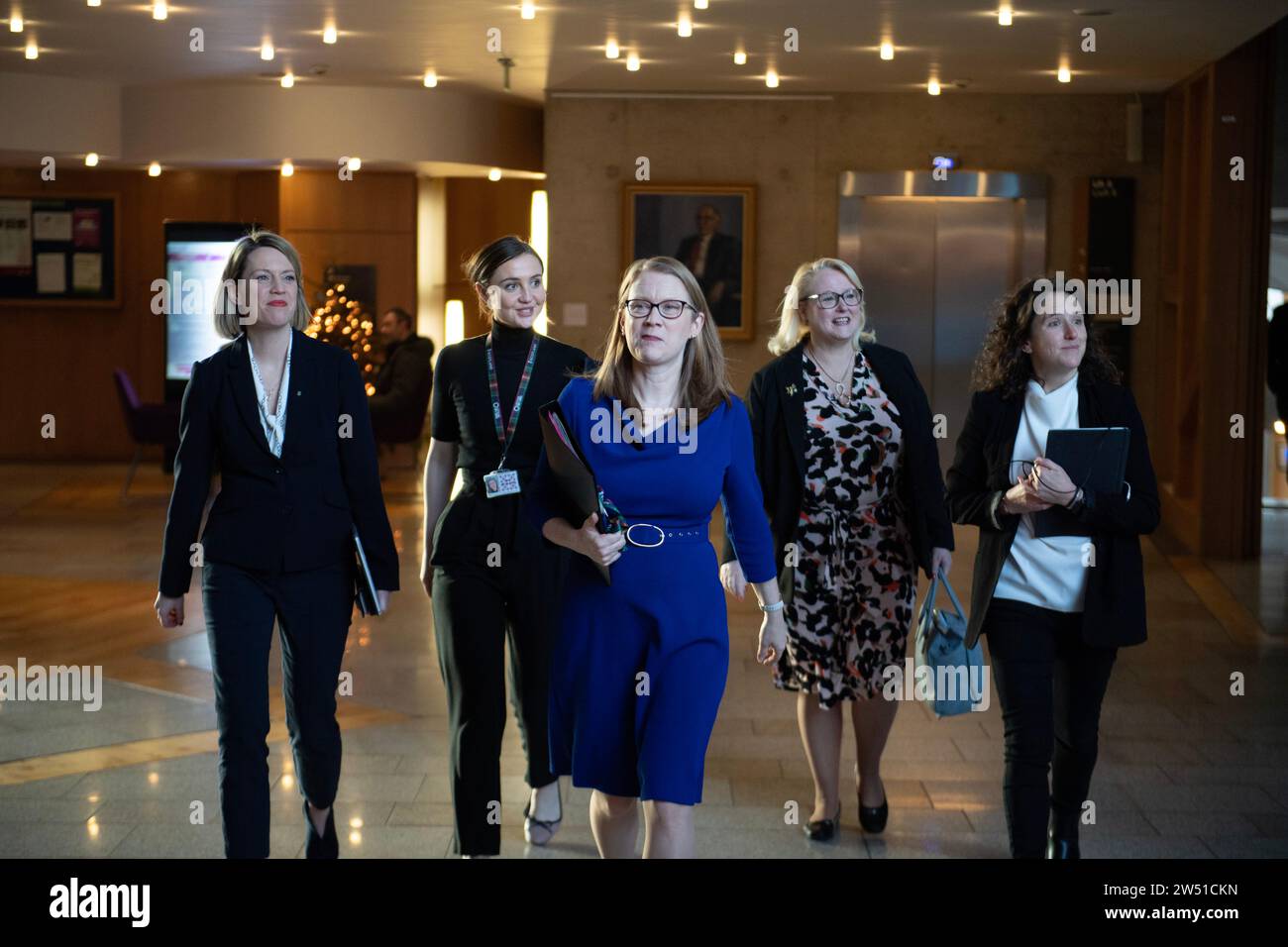 Edimburgo, Scozia, Regno Unito. 21 dicembre 2023. NELLA FOTO: (L-R) Jenny Gilruth MSP, ministro dell'istruzione scozzese; Màiri McAllan MSP, ministro dei trasporti scozzese; Shirley-Anne somerville MSP, ministro scozzese della giustizia sociale; Christina McKelvie MSP; Mhairi Gougeon MSP, Segretario di Gabinetto per gli affari rurali, la riforma agraria e le isole.sessione settimanale delle domande dei primi ministri e l'ultima sessione prima della pausa natalizia. Credito: Colin D Fisher credito: Colin Fisher/Alamy Live News Foto Stock