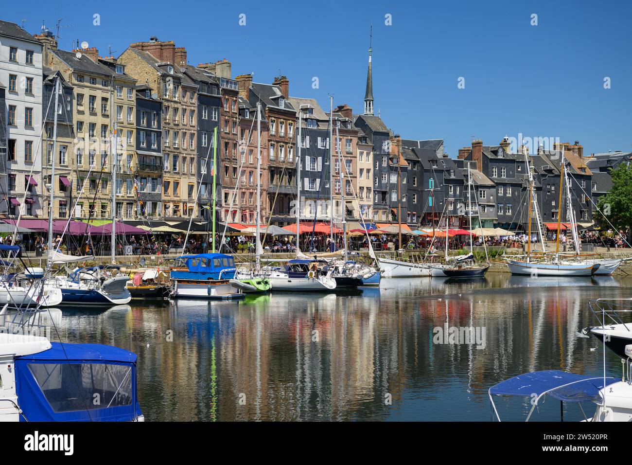 Honfleur, Francia - 24 luglio 2022: Il vecchio porto di Honfleur in una giornata di sole in estate, cielo blu Foto Stock