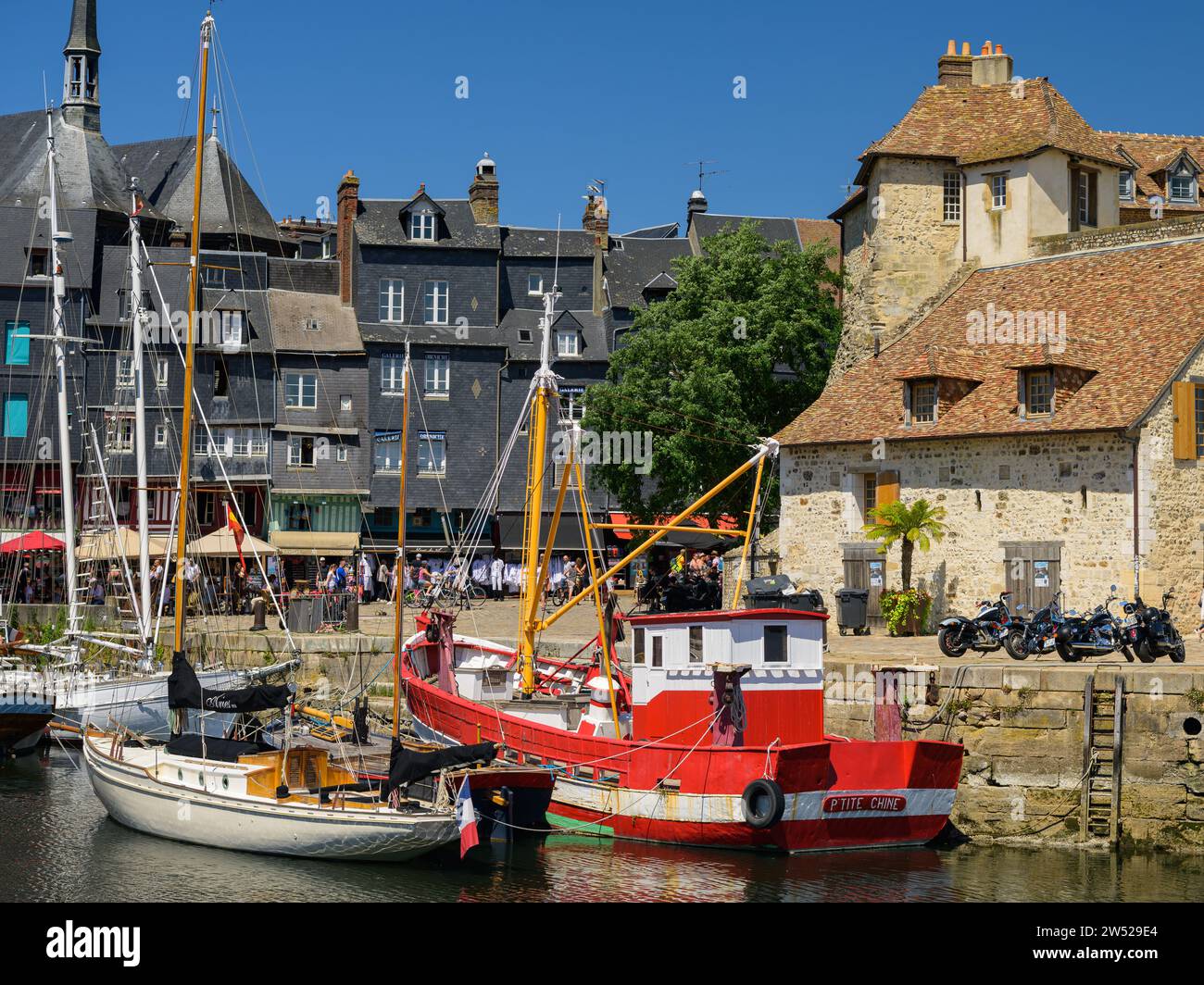 Honfleur, Francia - 24 luglio 2022: Il vecchio porto di Honfleur in una giornata di sole in estate, cielo blu Foto Stock