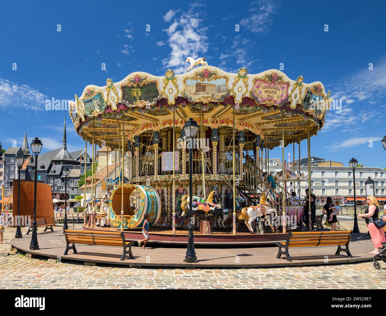 Honfleur, Francia - 24 luglio 2022: Buon giro nel vecchio porto di Honfleur in una giornata di sole in estate, cielo blu Foto Stock