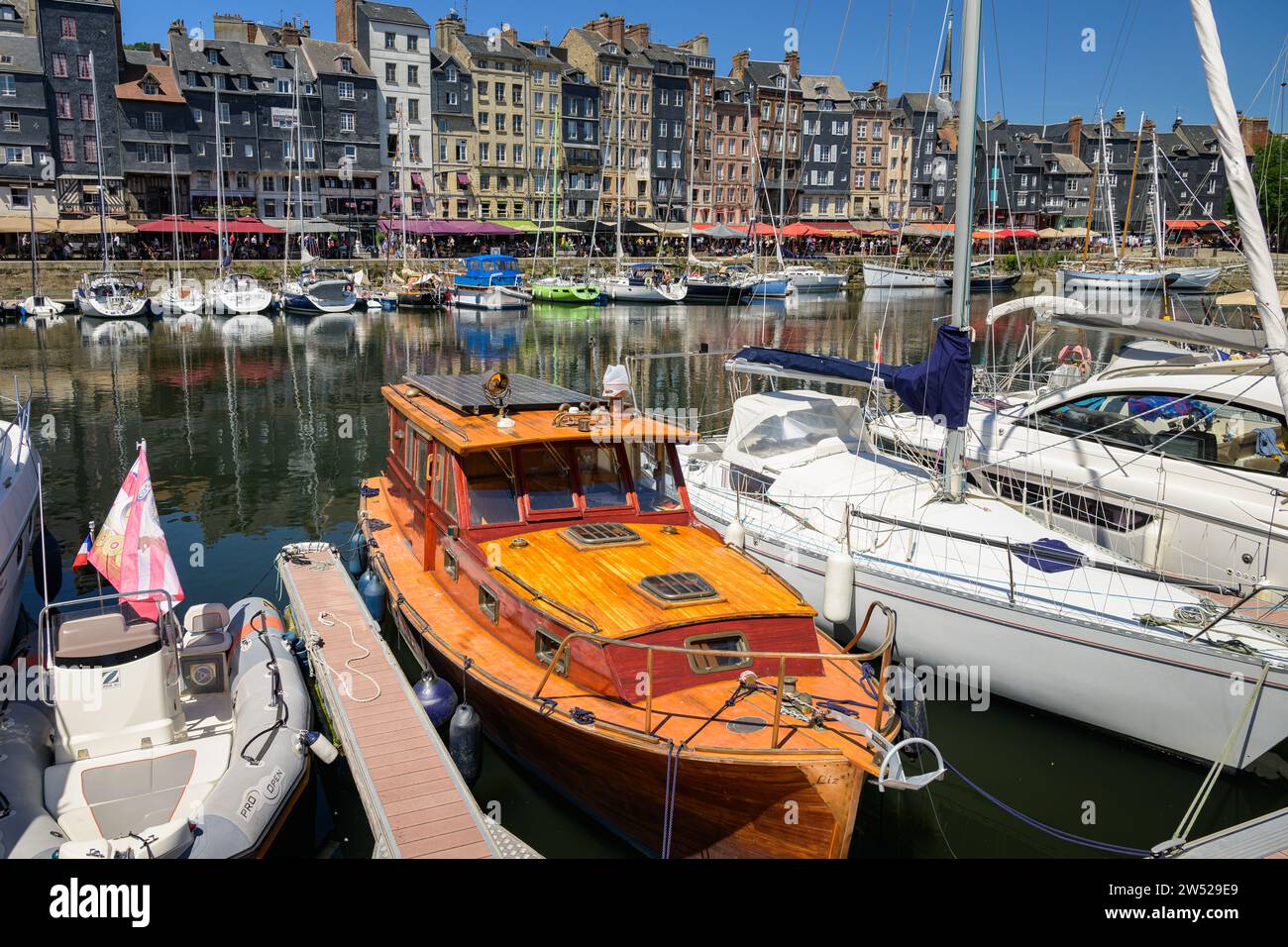 Honfleur, Francia - 24 luglio 2022: Il vecchio porto di Honfleur in una giornata di sole in estate, cielo blu Foto Stock