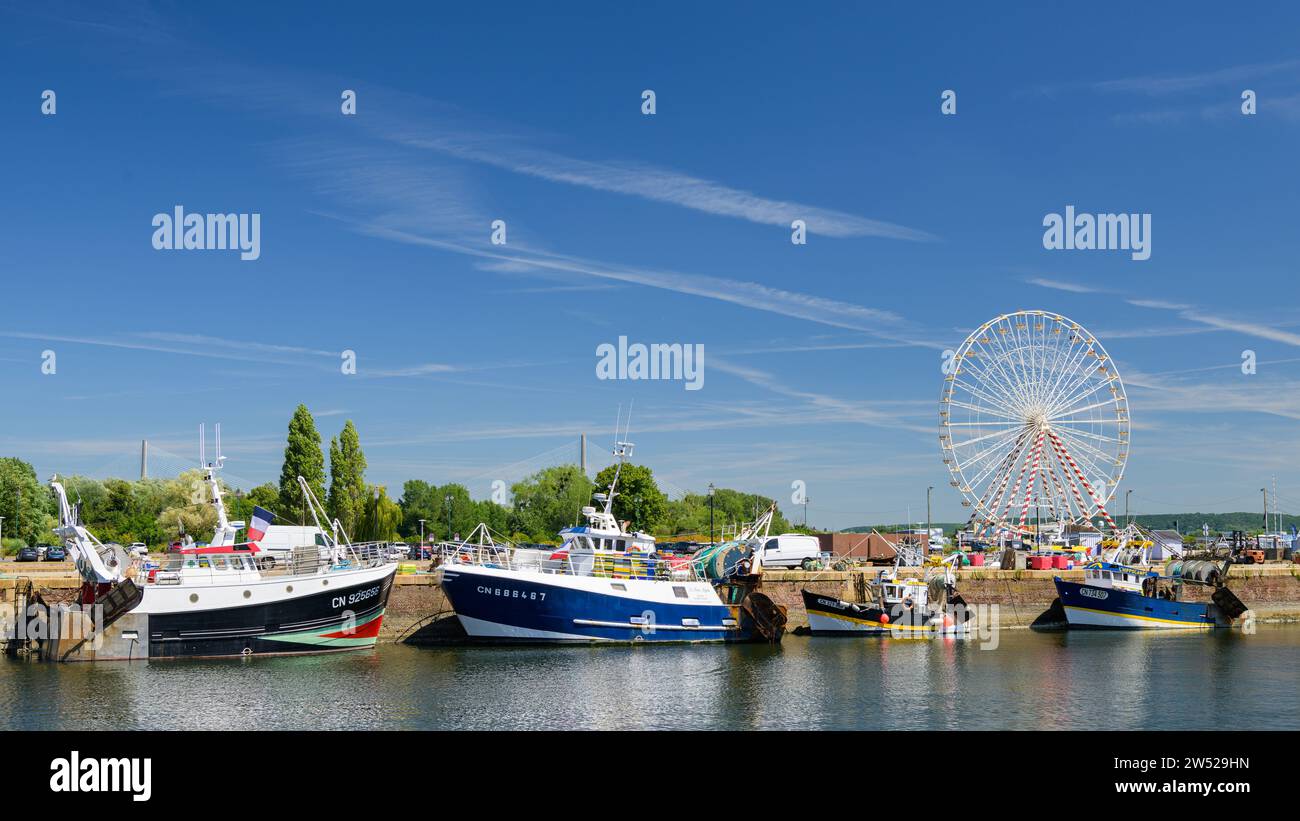 Honfleur, Francia - 24 luglio 2022: Il vecchio porto di Honfleur in una giornata di sole in estate, cielo blu Foto Stock