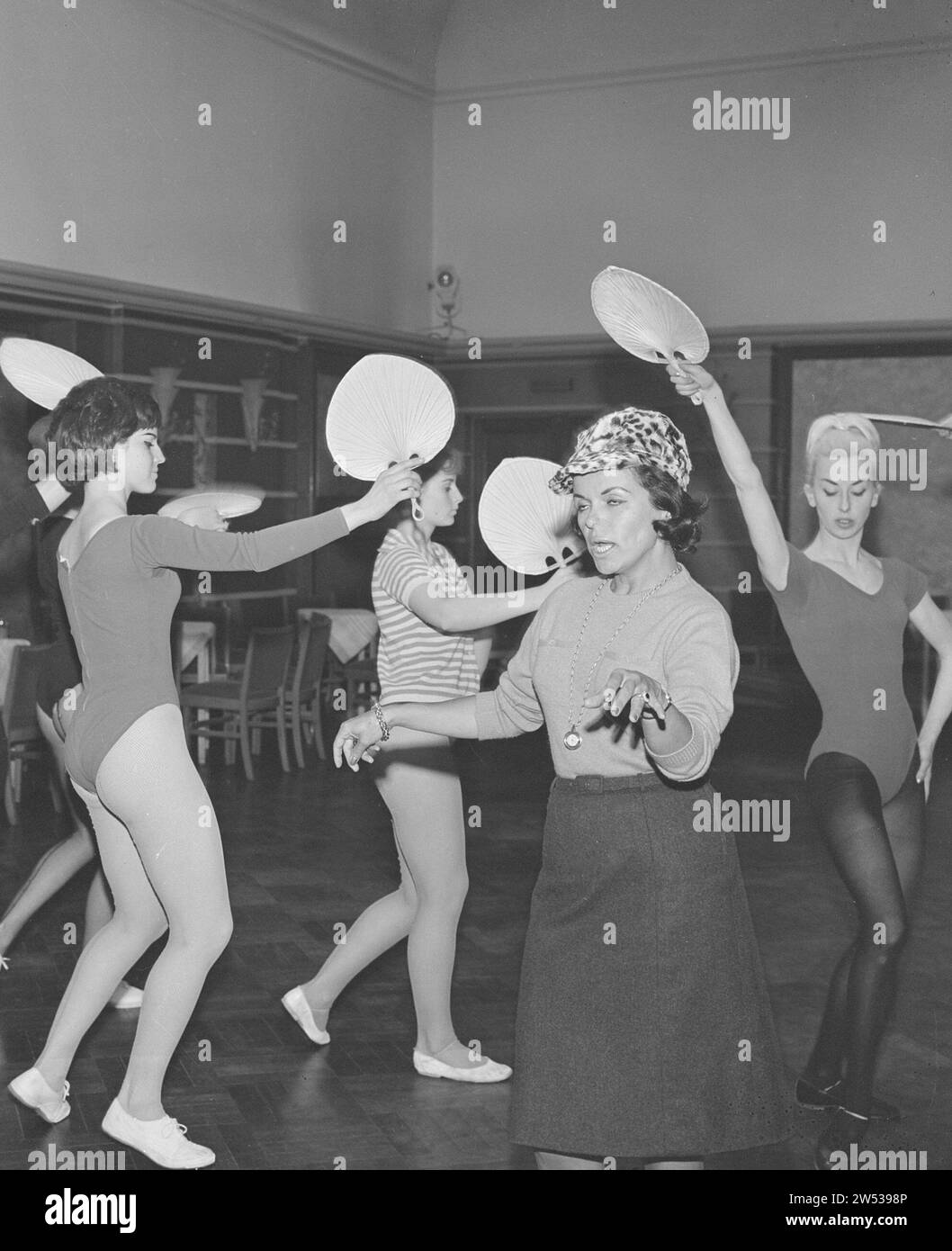 Eve Boswell viene per la TV olandese, qui nella canzone Afrikan Waltz con avro Ballet CA. 7 gennaio 1963 Foto Stock