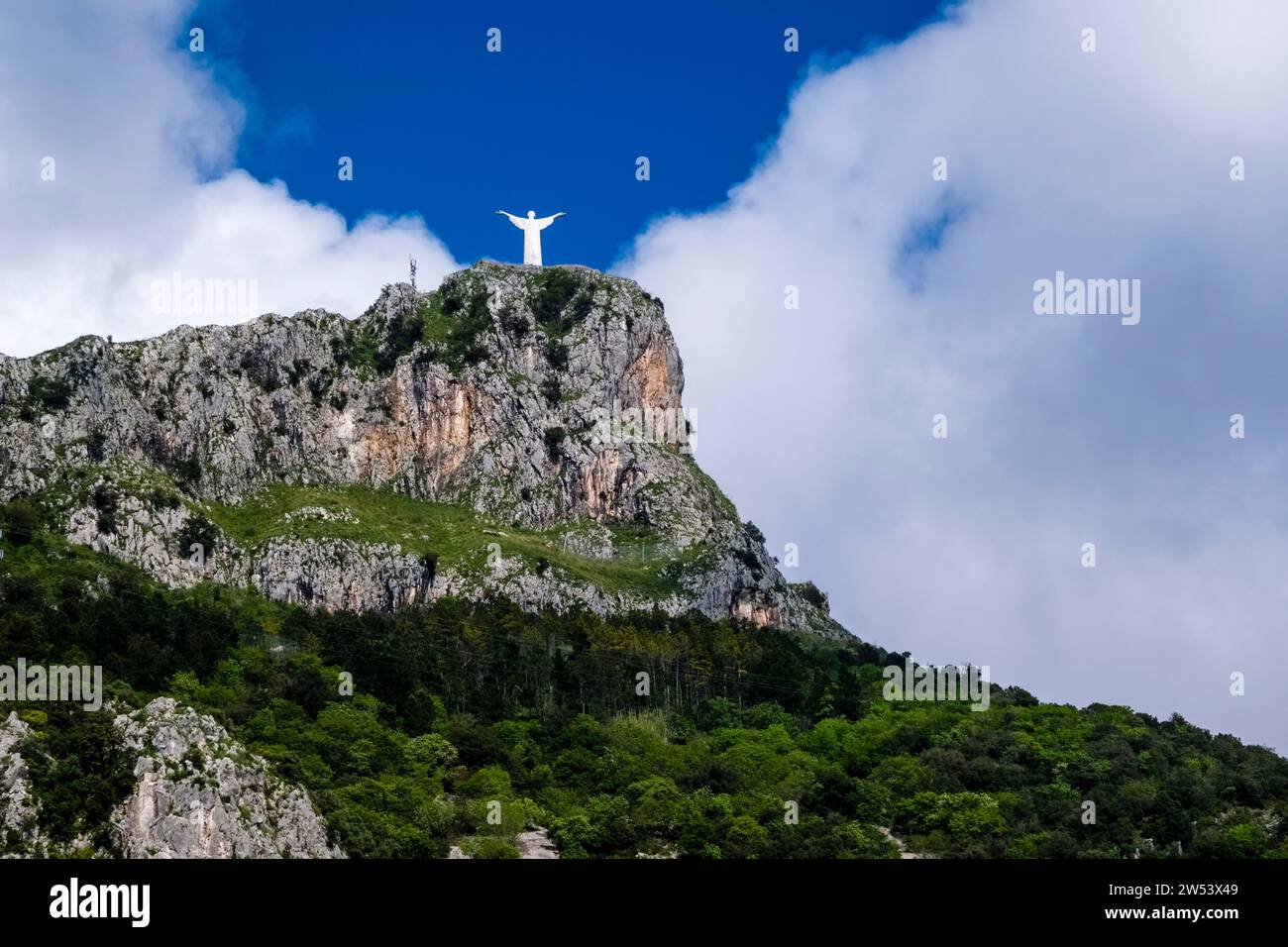 La vetta del monte San Biagio con la statua del Cristo Redentore di Maratea, Cristo Redentore di Maratea. Foto Stock