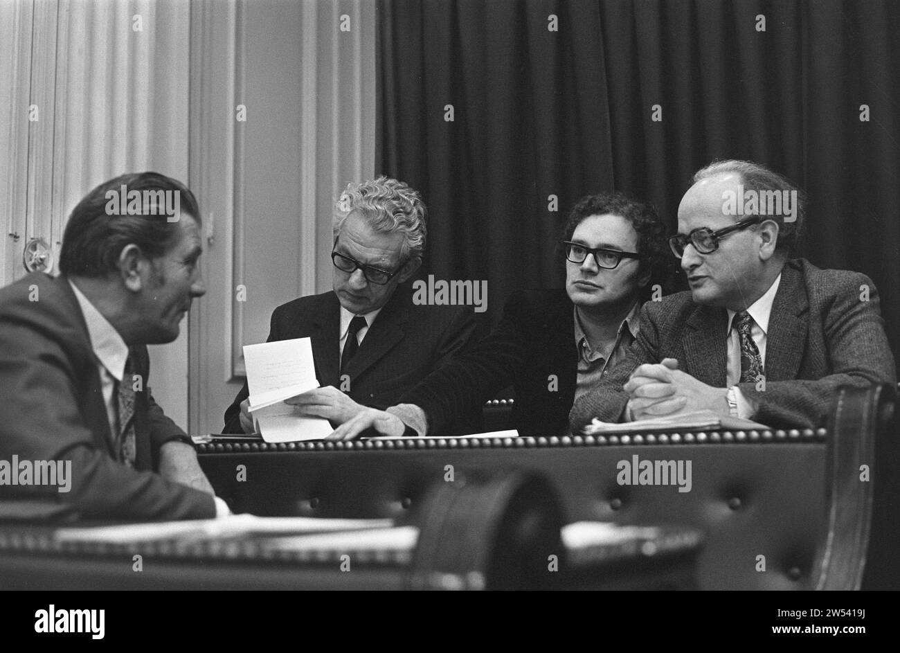 (Didascalia originale) dibattito interpellativo alla camera dei rappresentanti sulla guerra in Vietnam da sinistra a destra fra Meis, M. Bakker, A. de Leeuw, J. F. Wolf CA. 20 dicembre 1972 Foto Stock