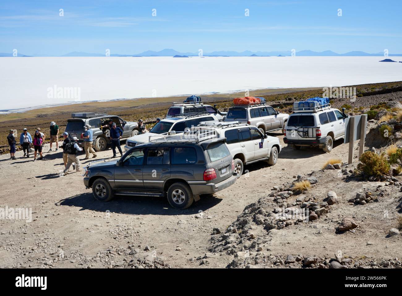 4x4 turistici in attesa di attraversare le distese saline. Coqueza Canton, Bolivia. Foto Stock