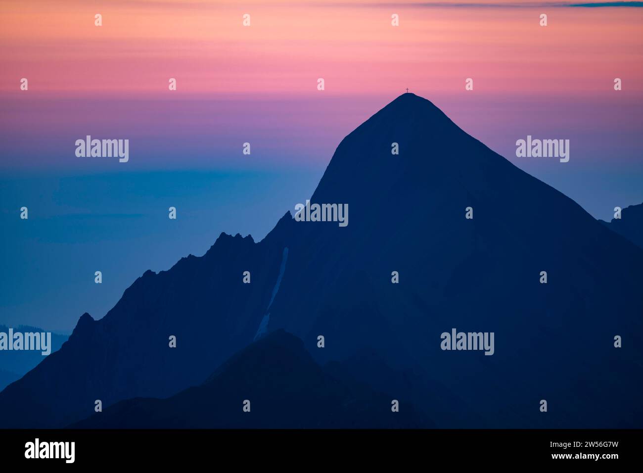 Rothorn summit a Blue Hour, Interlaken, Oberland Bernese, Svizzera Foto Stock