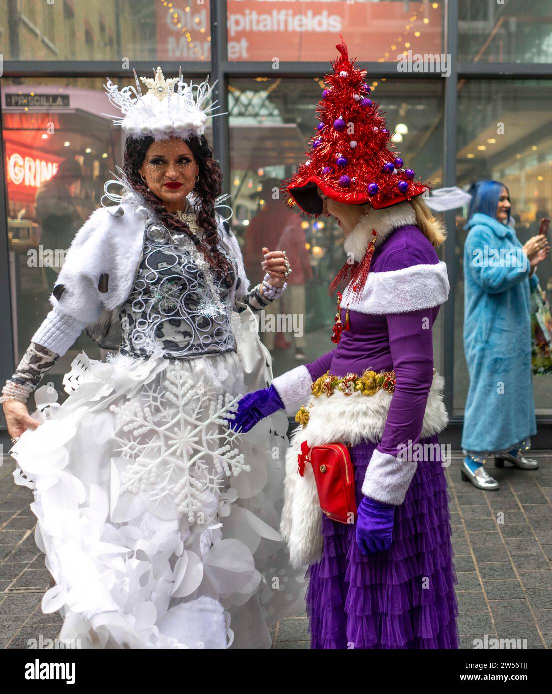 © Jeff Moore Xmas standalone - The Colour Walk Christmas Meeting at Spitalfields Market, Londra. Un incontro informale di creativi colorati che io ho Foto Stock
