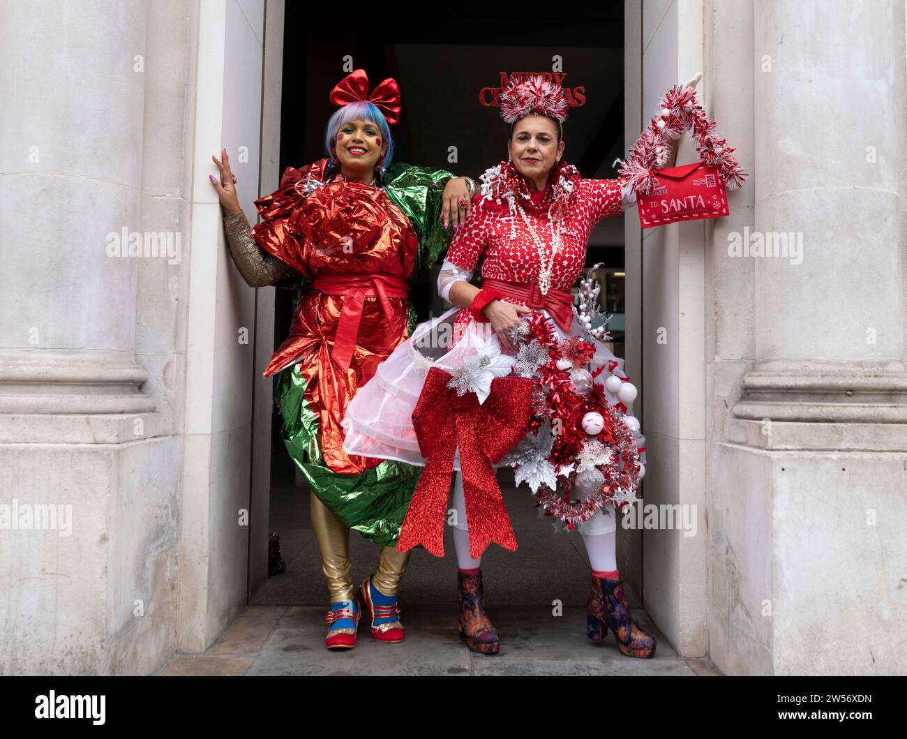 © Jeff Moore Xmas standalone - The Colour Walk Christmas Meeting at Spitalfields Market, Londra. Un incontro informale di creativi colorati che io ho Foto Stock