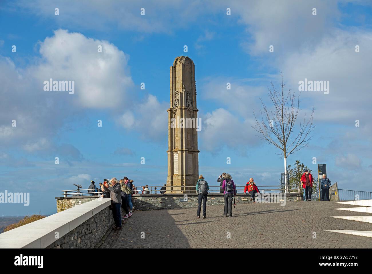 Pinnacolo neogotico del 1876, gente, altopiano, Drachenfels, Koenigswinter, Renania settentrionale-Vestfalia, Germania Foto Stock