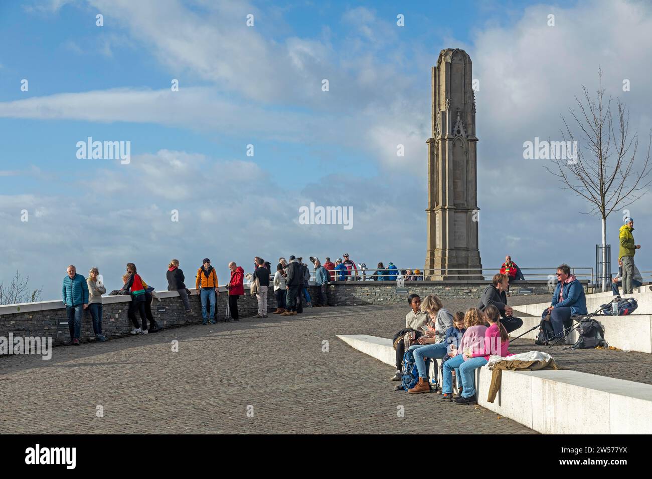 Pinnacolo neogotico del 1876, gente, altopiano, Drachenfels, Koenigswinter, Renania settentrionale-Vestfalia, Germania Foto Stock
