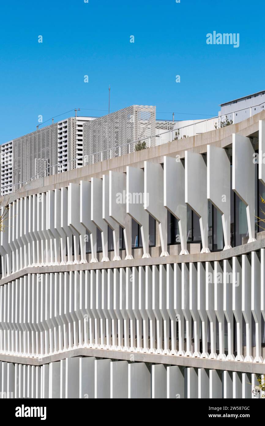 La sede centrale della BBVA a Madrid, in Spagna, progettata da Herzog & de Meuron, rappresenta una meraviglia architettonica iconica. La sua struttura in acciaio e vetro Foto Stock