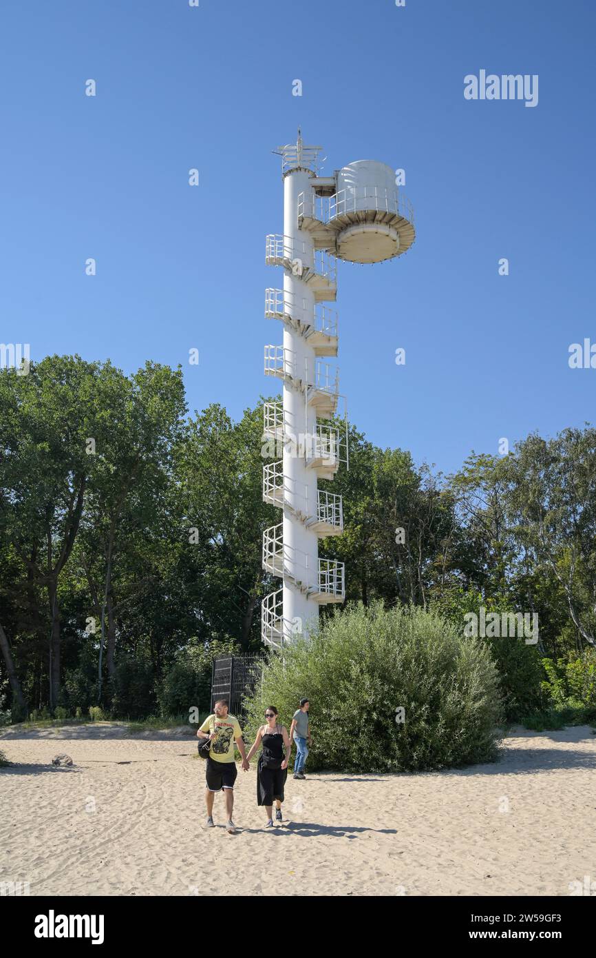 Torre di navigazione Wieza Nawigacyjna, villeggiante, spiaggia sabbiosa, ÅšwinoujÅ› cie, Voivodato della Pomerania occidentale, Polonia Foto Stock