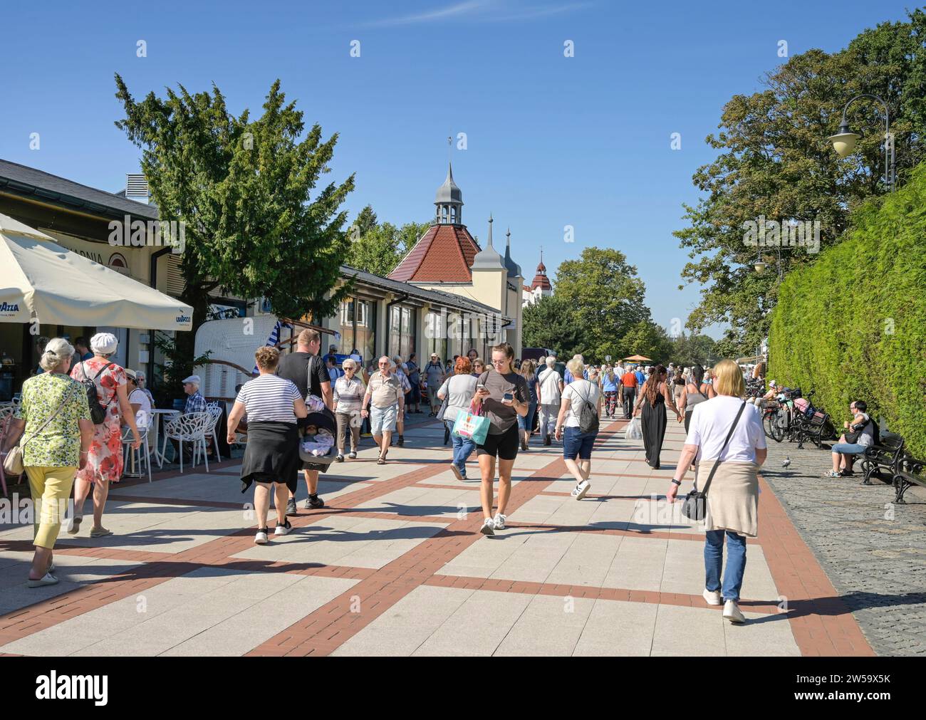 Villeggiante, passeggiata sulla spiaggia, ÅšwinoujÅ › cie, Voivodato della Pomerania Occidentale, Polonia Foto Stock