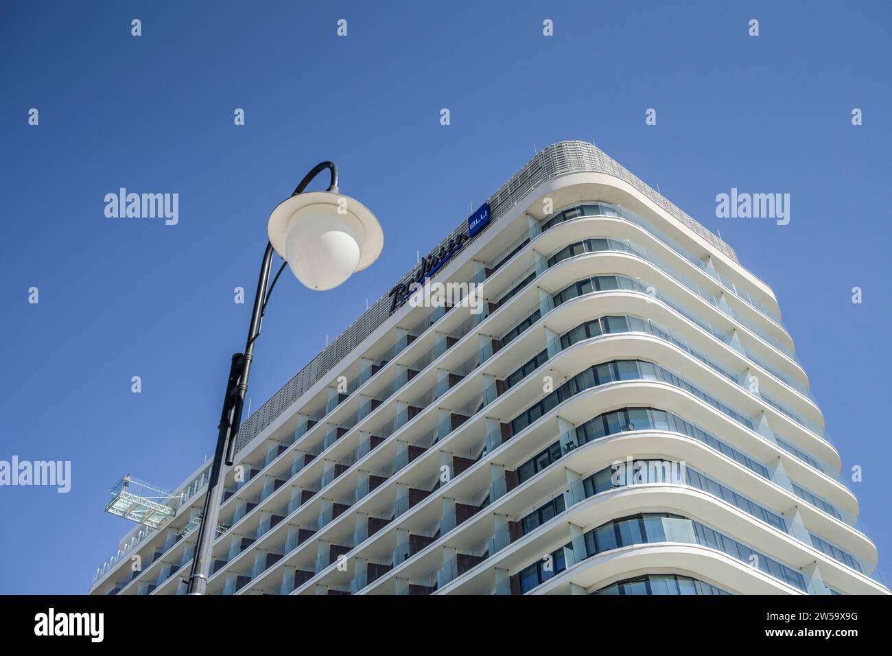 Hotel Radisson Blu, Beach Promenade, ÅšwinoujÅ › cie, Voivodato della Pomerania Occidentale, Polonia Foto Stock