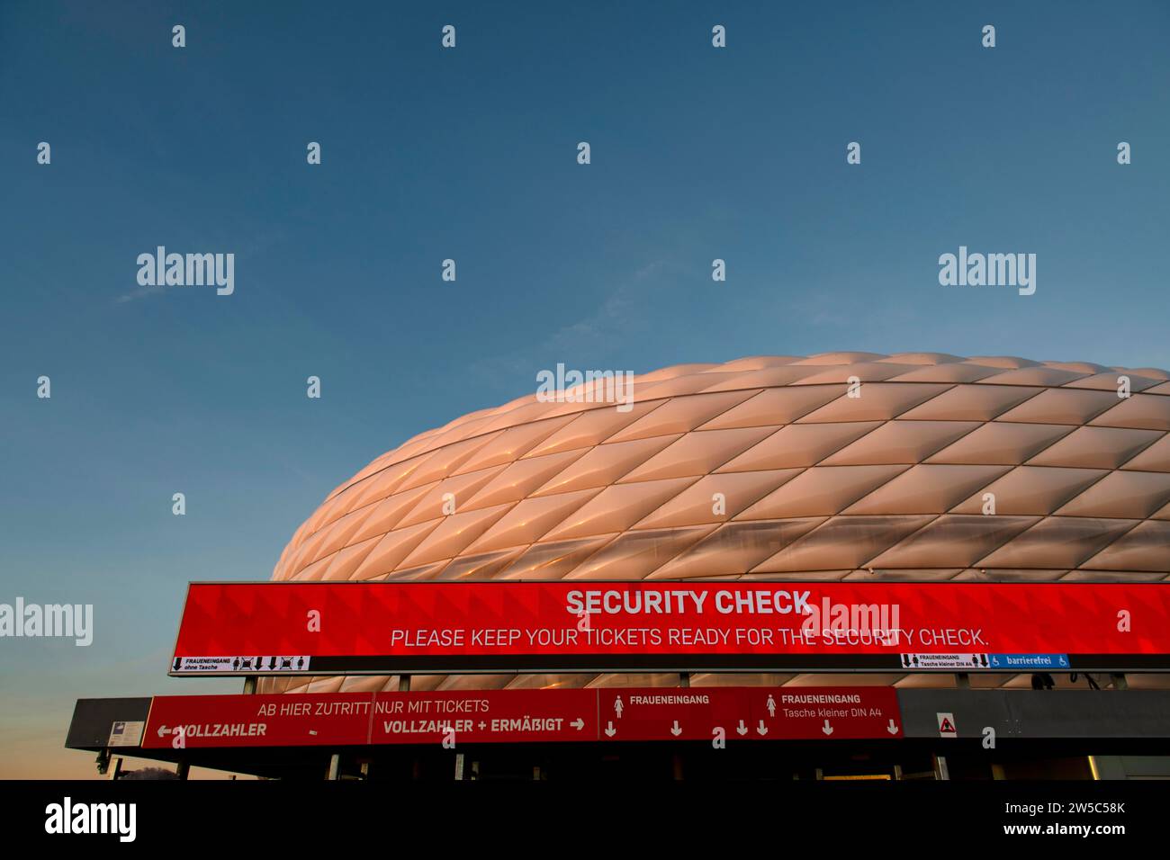 Controllo di sicurezza, controllo accessi, Allianz Arena alla luce della sera, Golden Hour, Monaco, Baviera, Germania Foto Stock