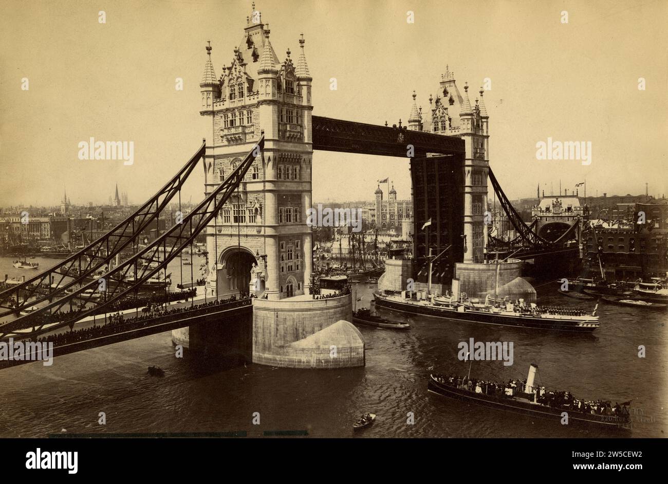 Stampa di albume del Tower Bridge aperta con una nave che passa attraverso, la Torre di Londra sullo sfondo, fine del XIX secolo Foto Stock